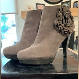 Steve Madden gray ankle boots, booties, 1” platform heels
